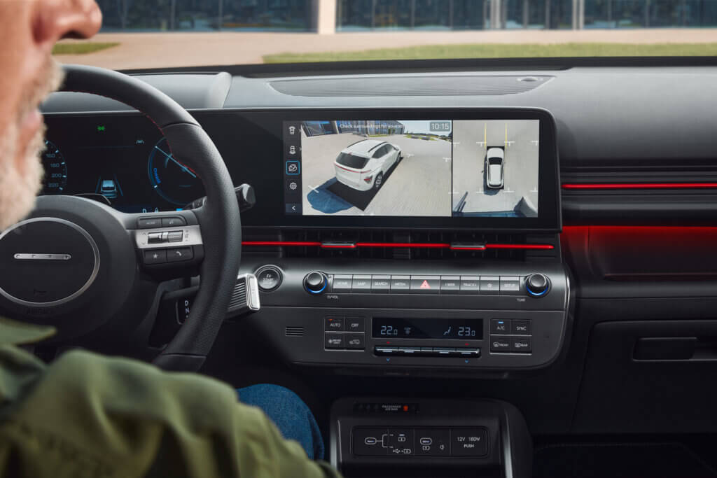 Cockpit des Hyundai KONA Elektro mit digitalem Kombiinstrument und Touchscreen