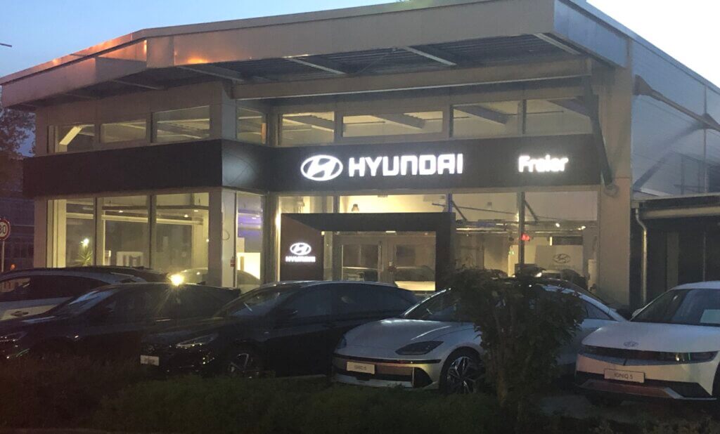 Autohaus Freier Hyundai Standort Nord in Heilbronn am Abend