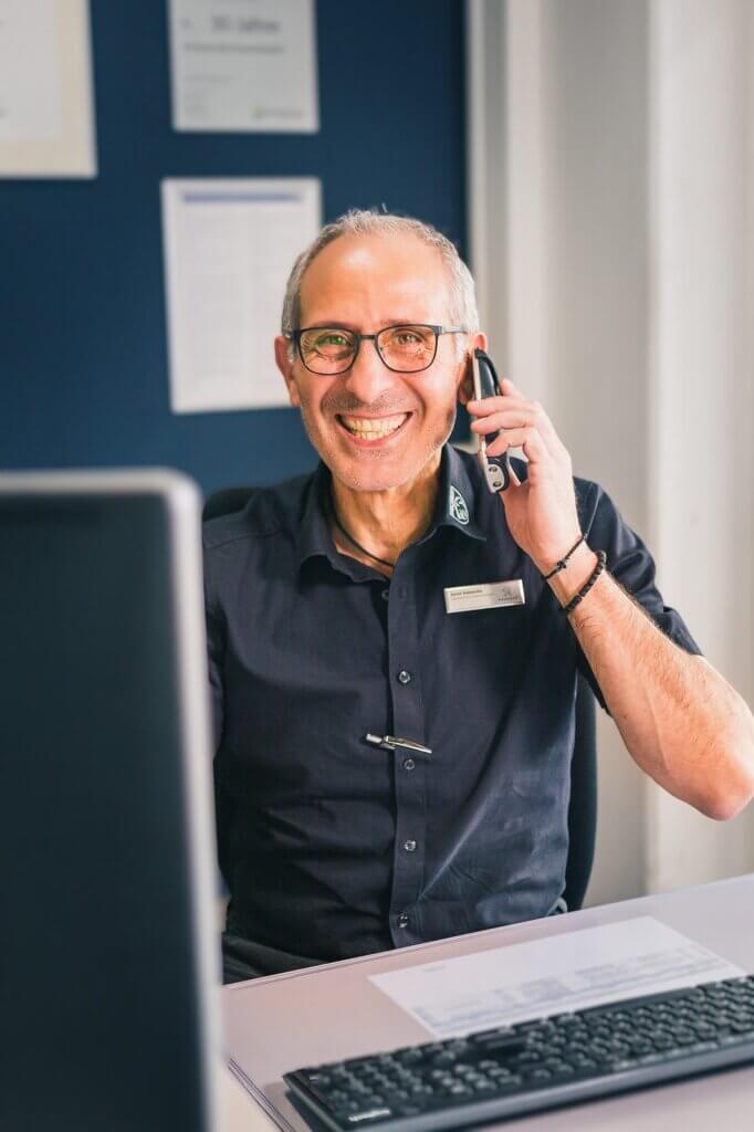 Serviceberater des Autohaus Freier am Telefon bei der Terminvereinbarung