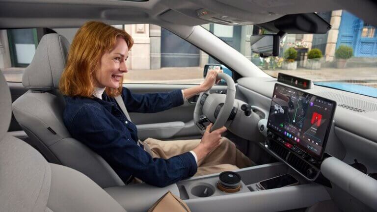 Innenraum des Hyundai IONIQ 3 mit Pleos Connect Display
